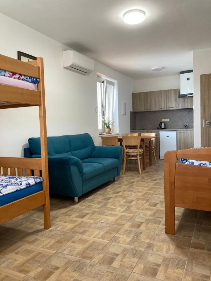 Apartmany S Klimatizaci - Penzion U Kudlacku Pouzdrany Exterior photo